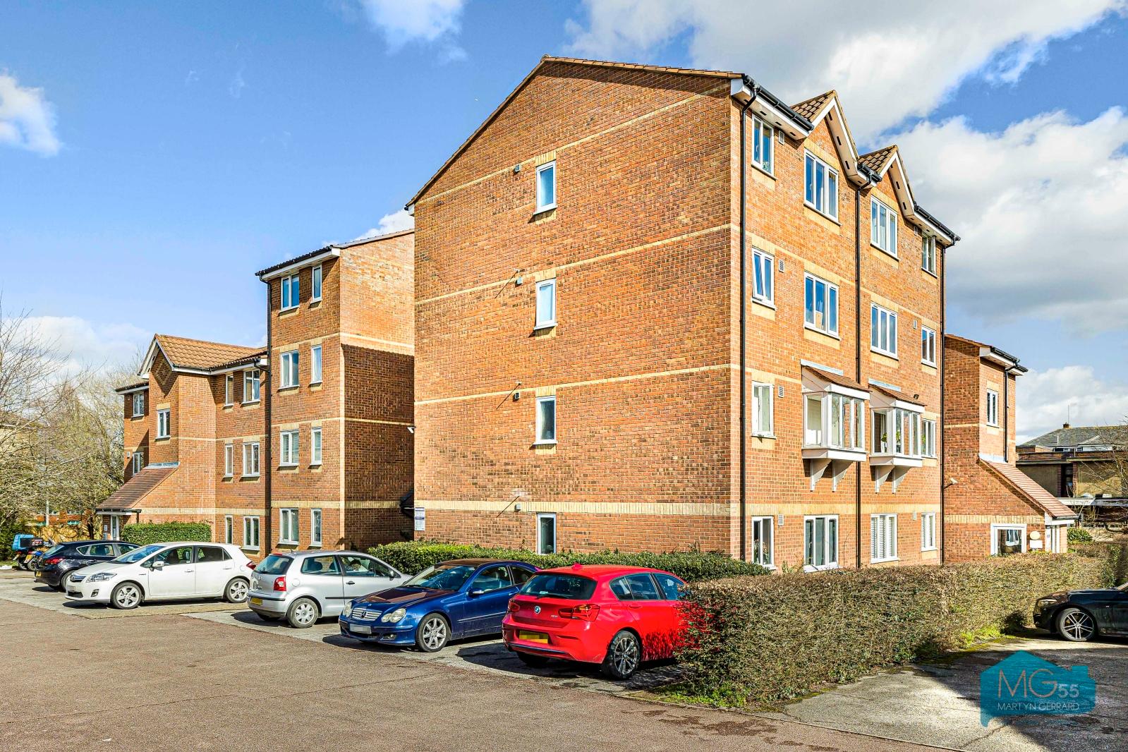 2 bedroom Ground Floor Flat to rent - Martyn Gerrard