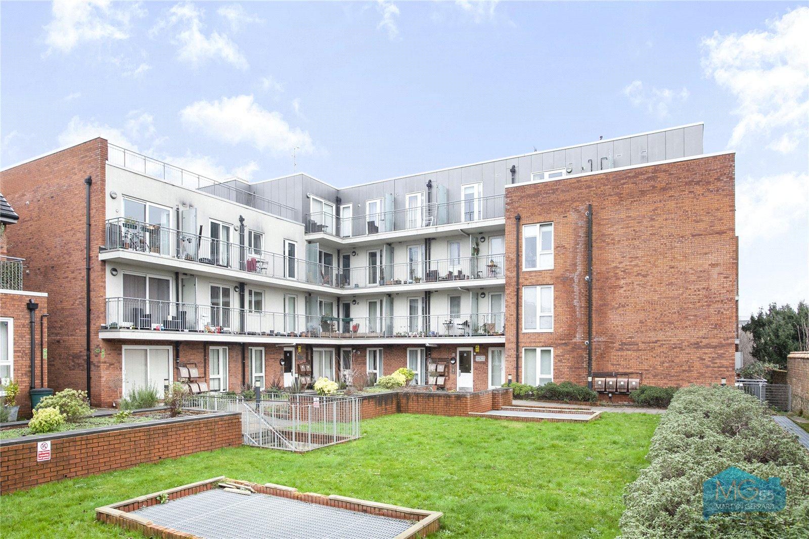 2 bedroom Ground Floor Flat to rent - Martyn Gerrard