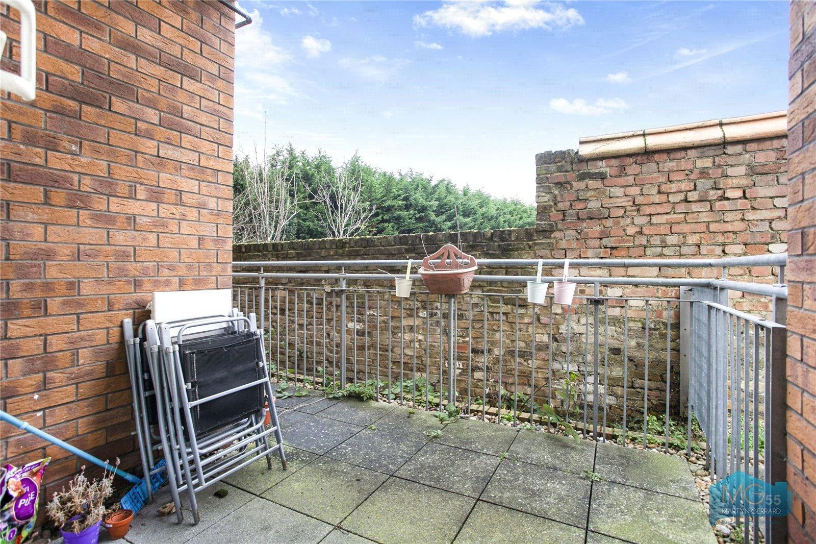 2 bedroom Ground Floor Flat to rent - Martyn Gerrard