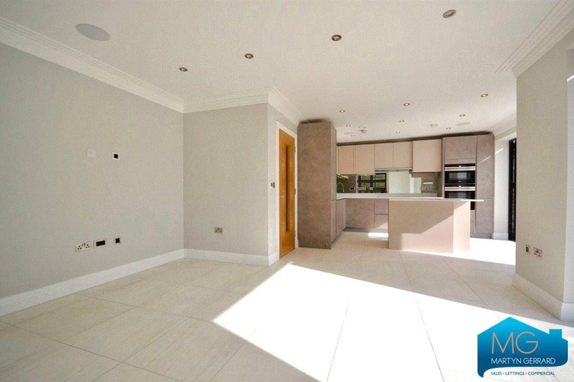 5 bedroom Detached House to rent - Martyn Gerrard