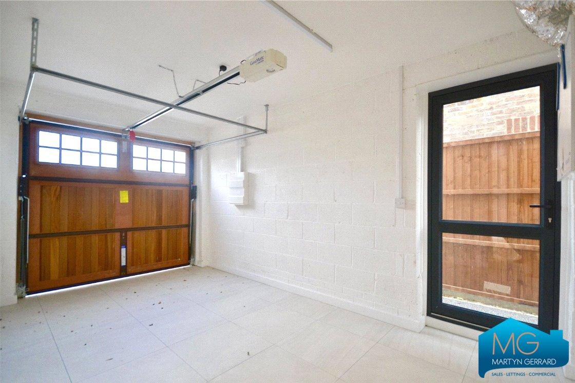 5 bedroom Detached House to rent - Martyn Gerrard