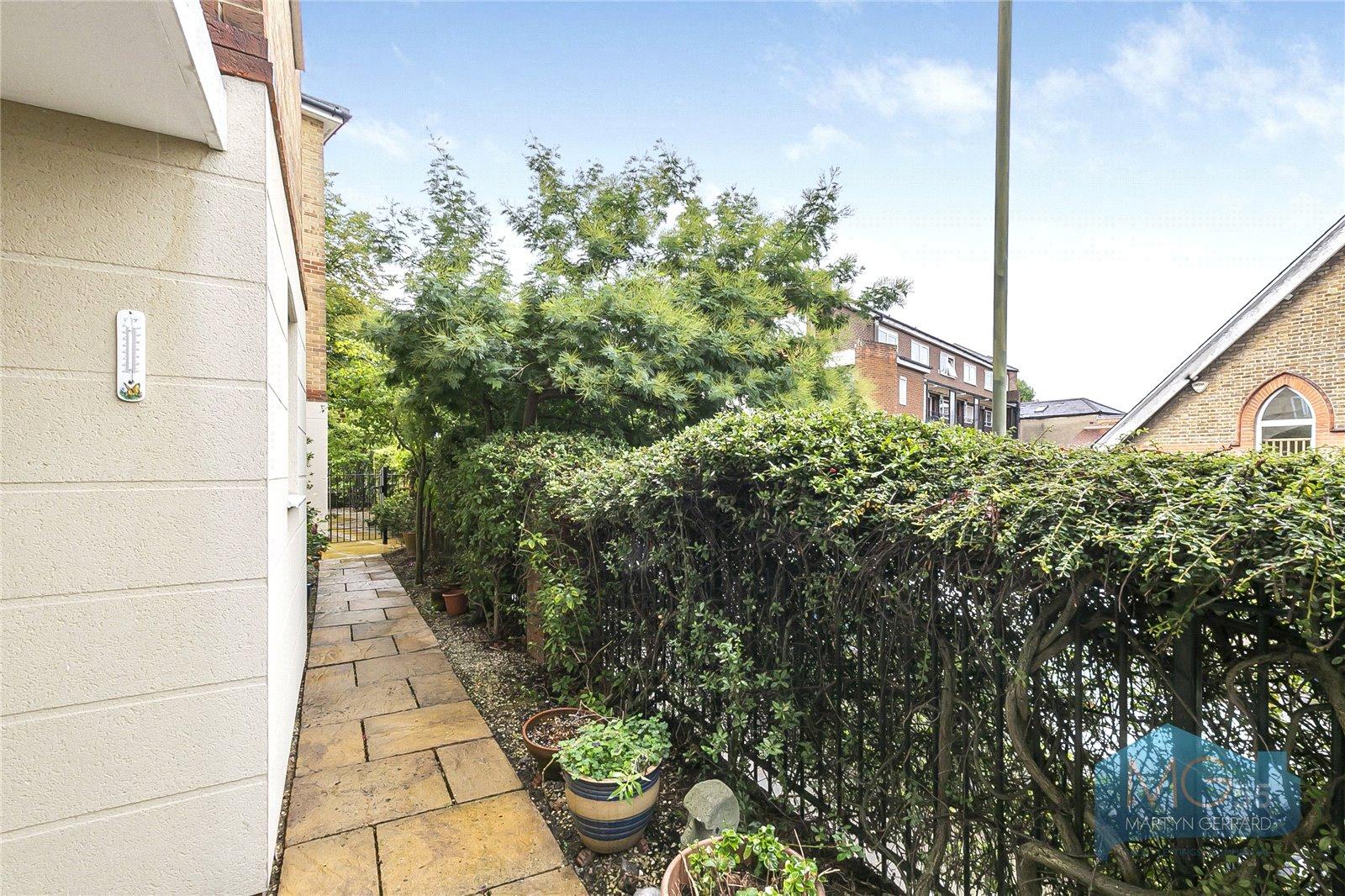 2 bedroom Ground Floor Flat to rent - Martyn Gerrard