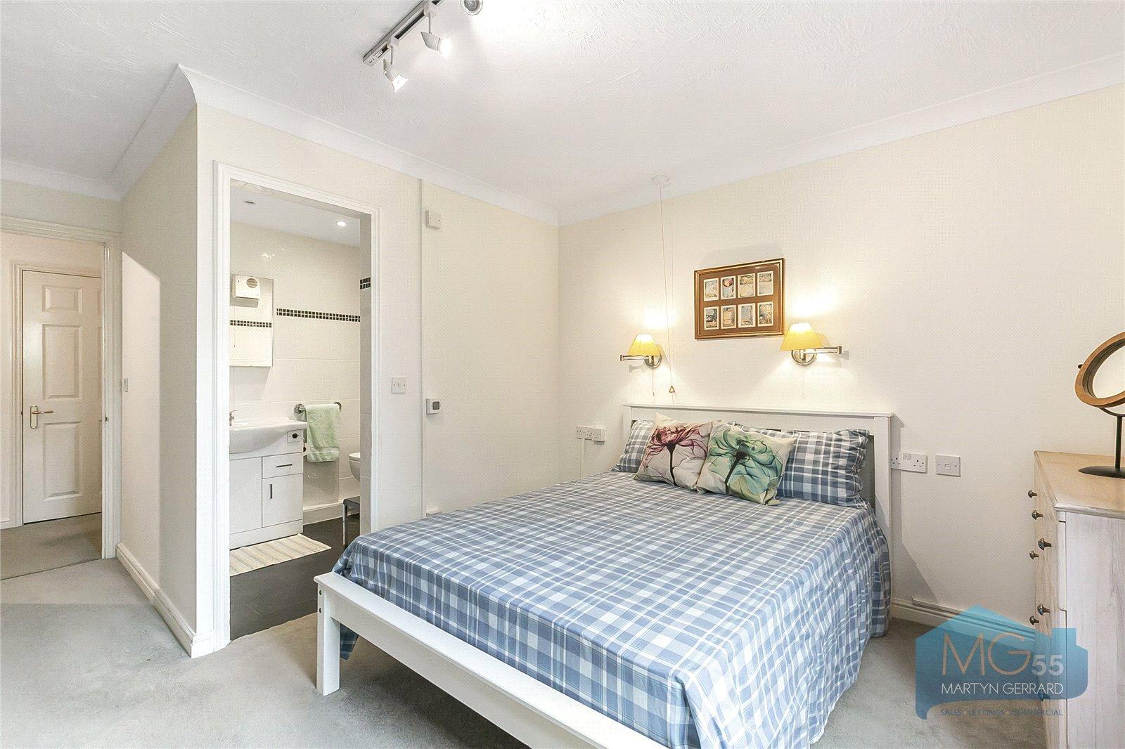 2 bedroom Ground Floor Flat to rent - Martyn Gerrard