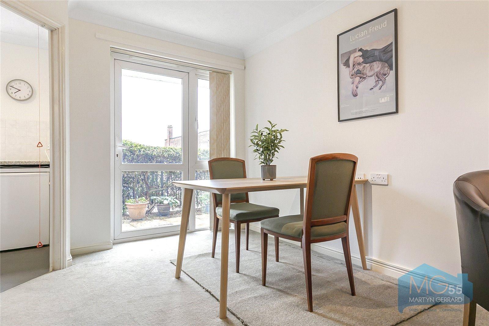 2 bedroom Ground Floor Flat to rent - Martyn Gerrard