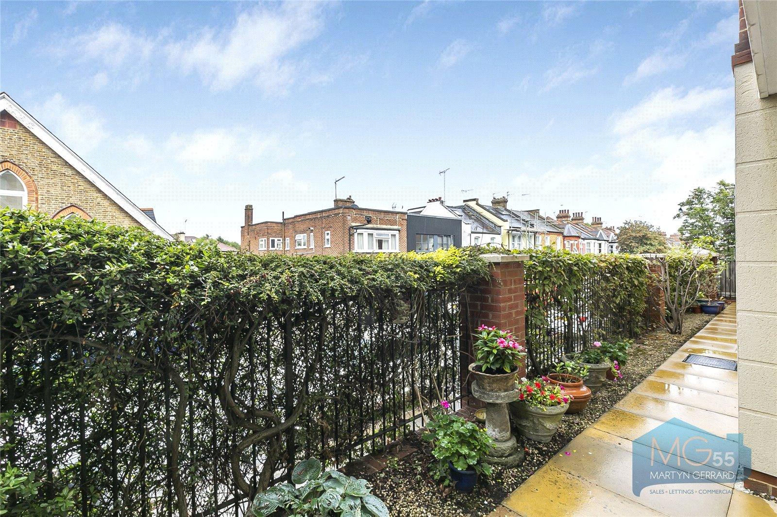 2 bedroom Ground Floor Flat to rent - Martyn Gerrard