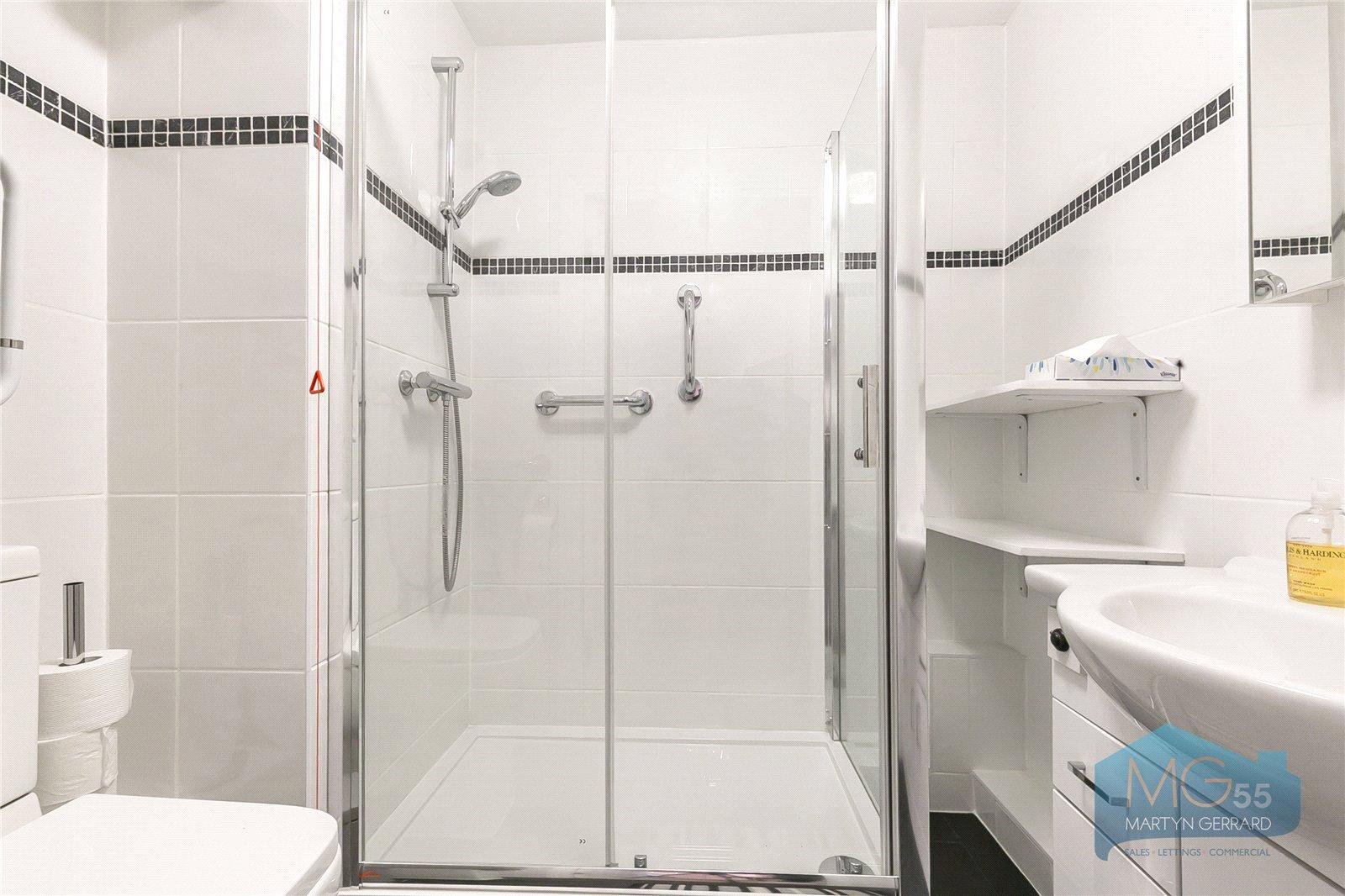 2 bedroom Ground Floor Flat to rent - Martyn Gerrard