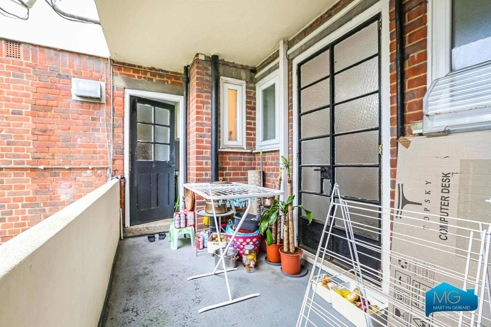 2 bedroom Apartment to rent - Martyn Gerrard