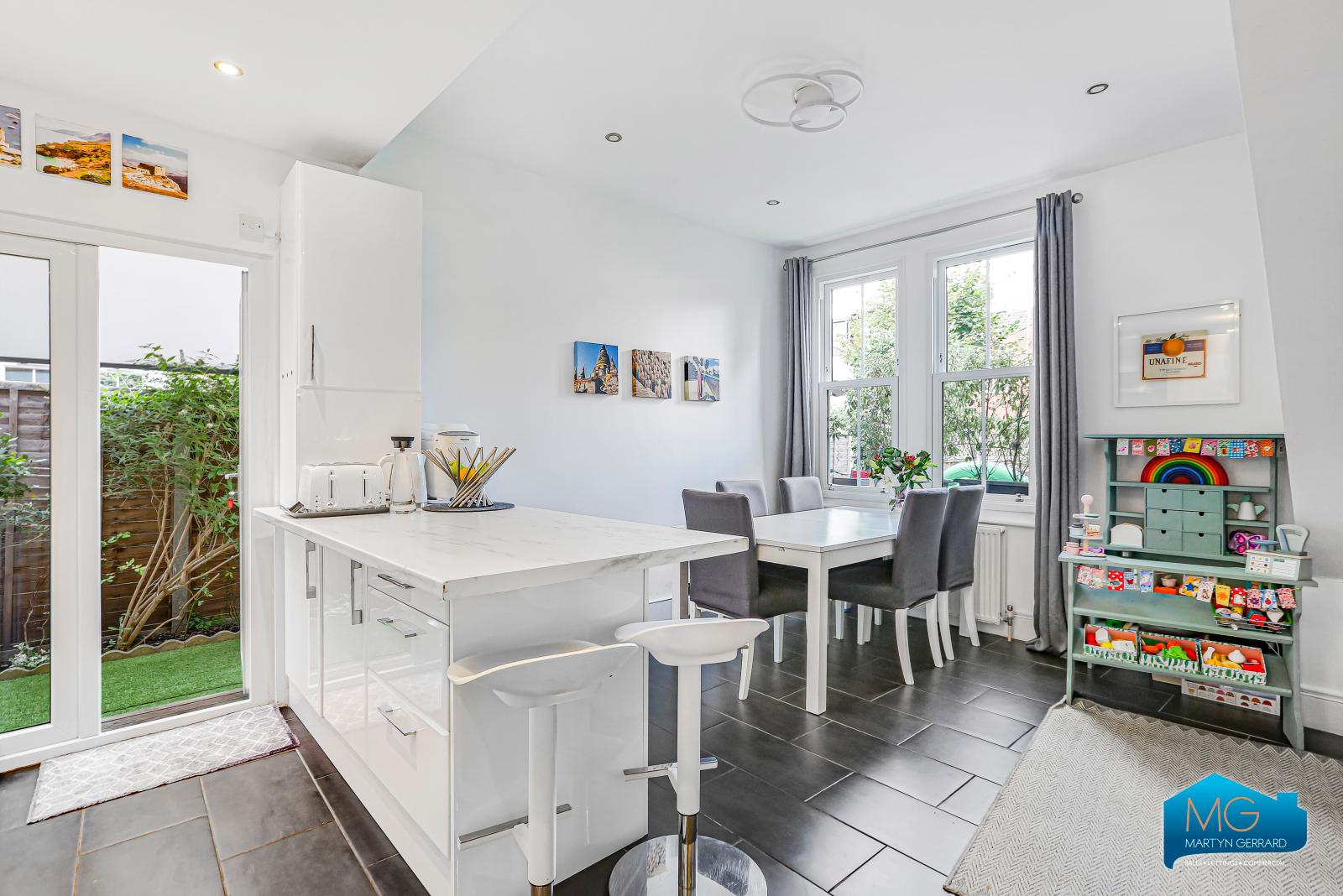 2 bedroom Ground Floor Flat to rent - Martyn Gerrard