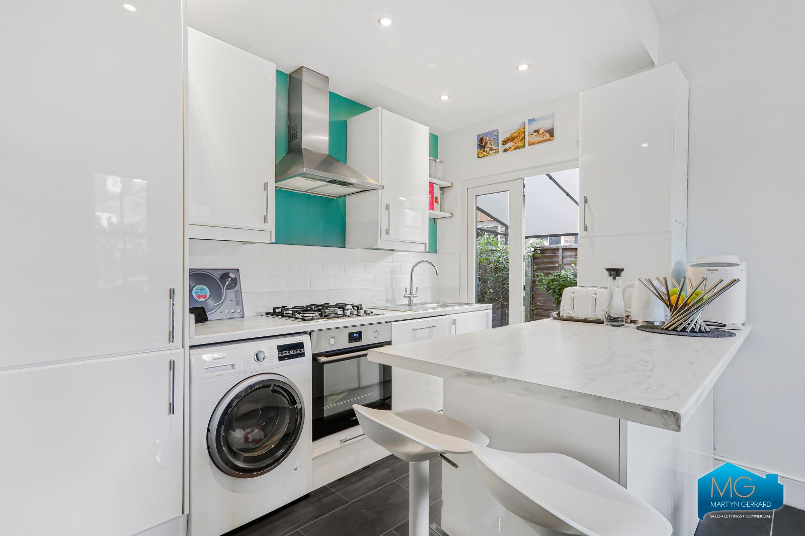 2 bedroom Ground Floor Flat to rent - Martyn Gerrard