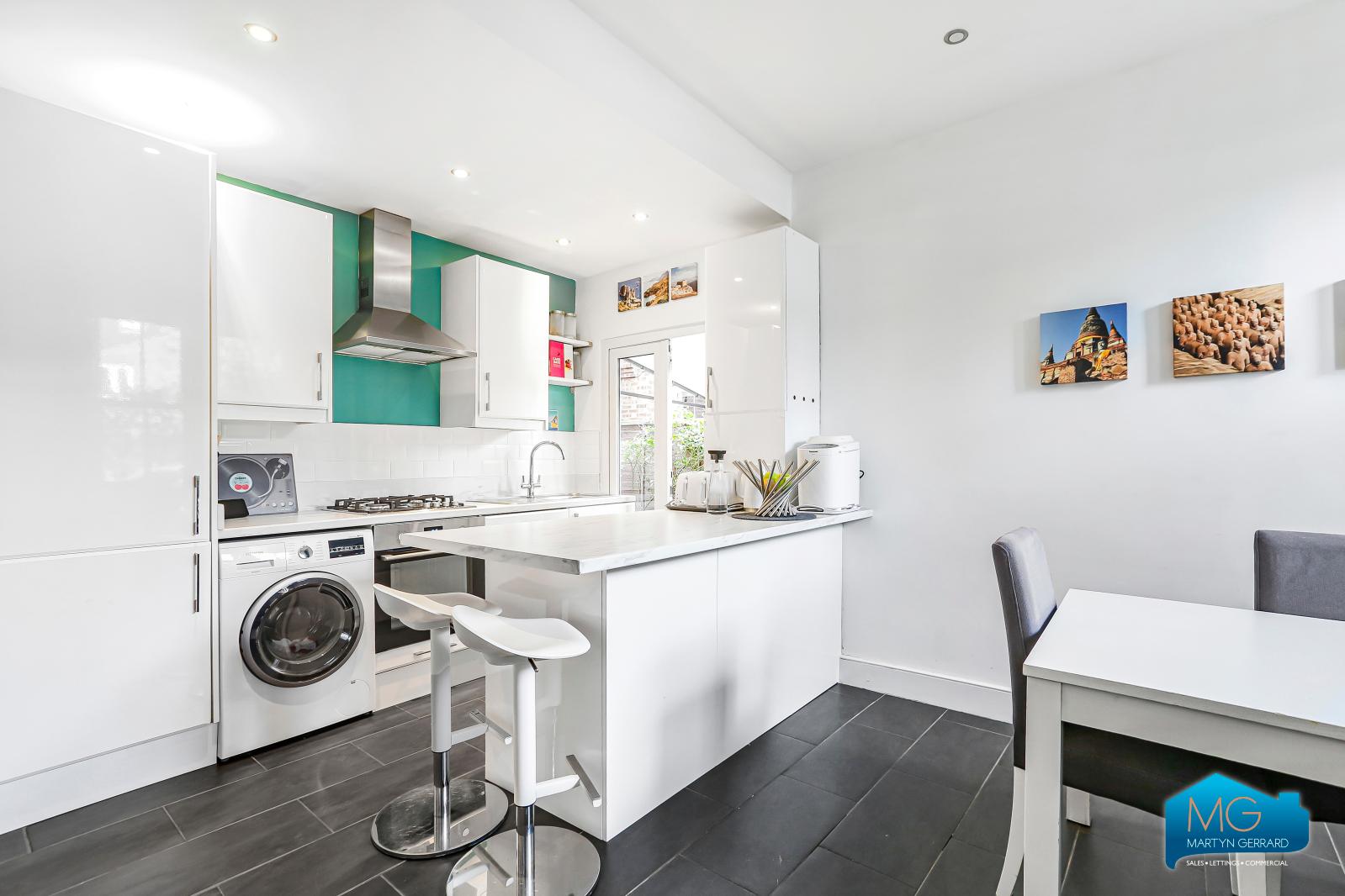 2 bedroom Ground Floor Flat to rent - Martyn Gerrard