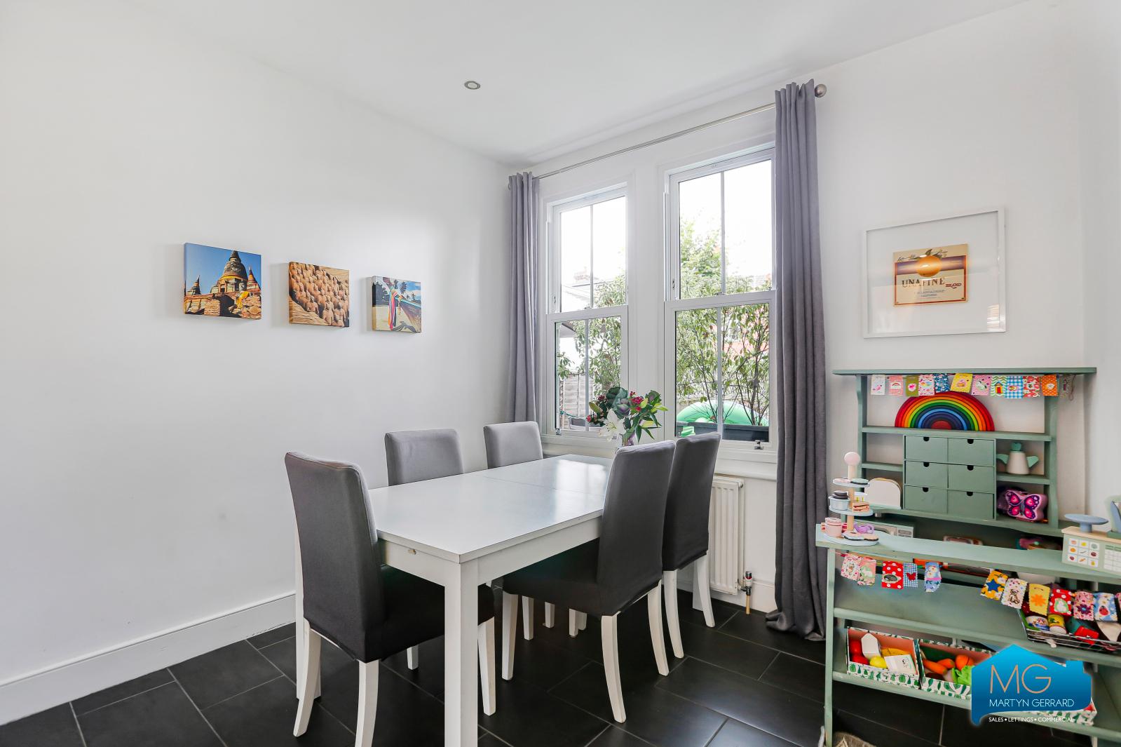 2 bedroom Ground Floor Flat to rent - Martyn Gerrard