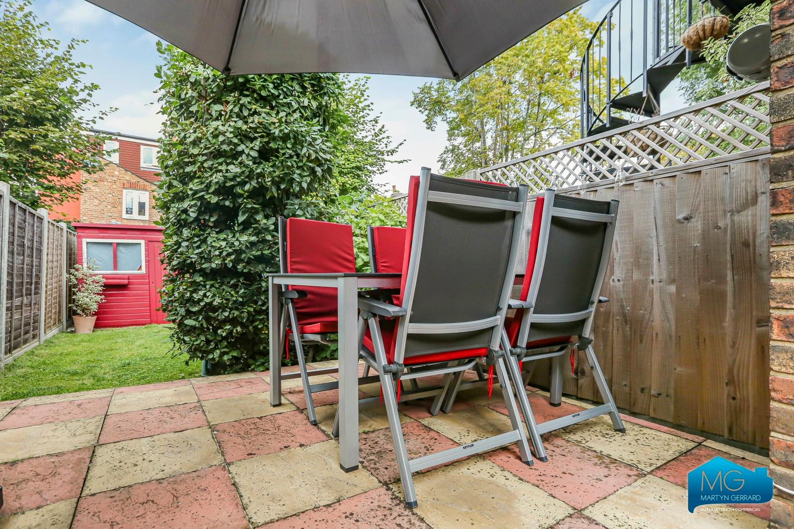 2 bedroom Ground Floor Flat to rent - Martyn Gerrard