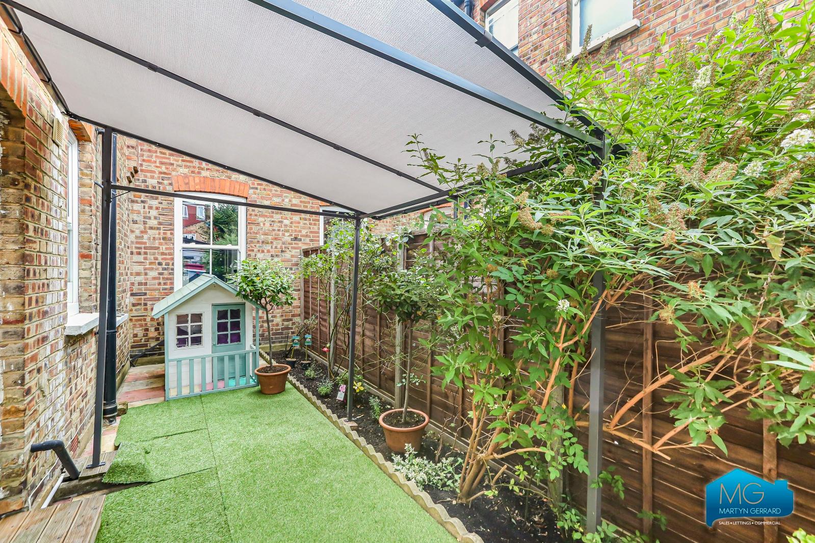 2 bedroom Ground Floor Flat to rent - Martyn Gerrard