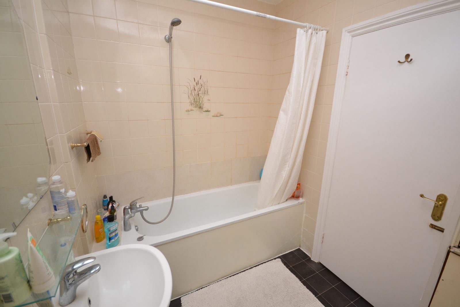 2 bedroom Ground Floor Flat to rent - Martyn Gerrard
