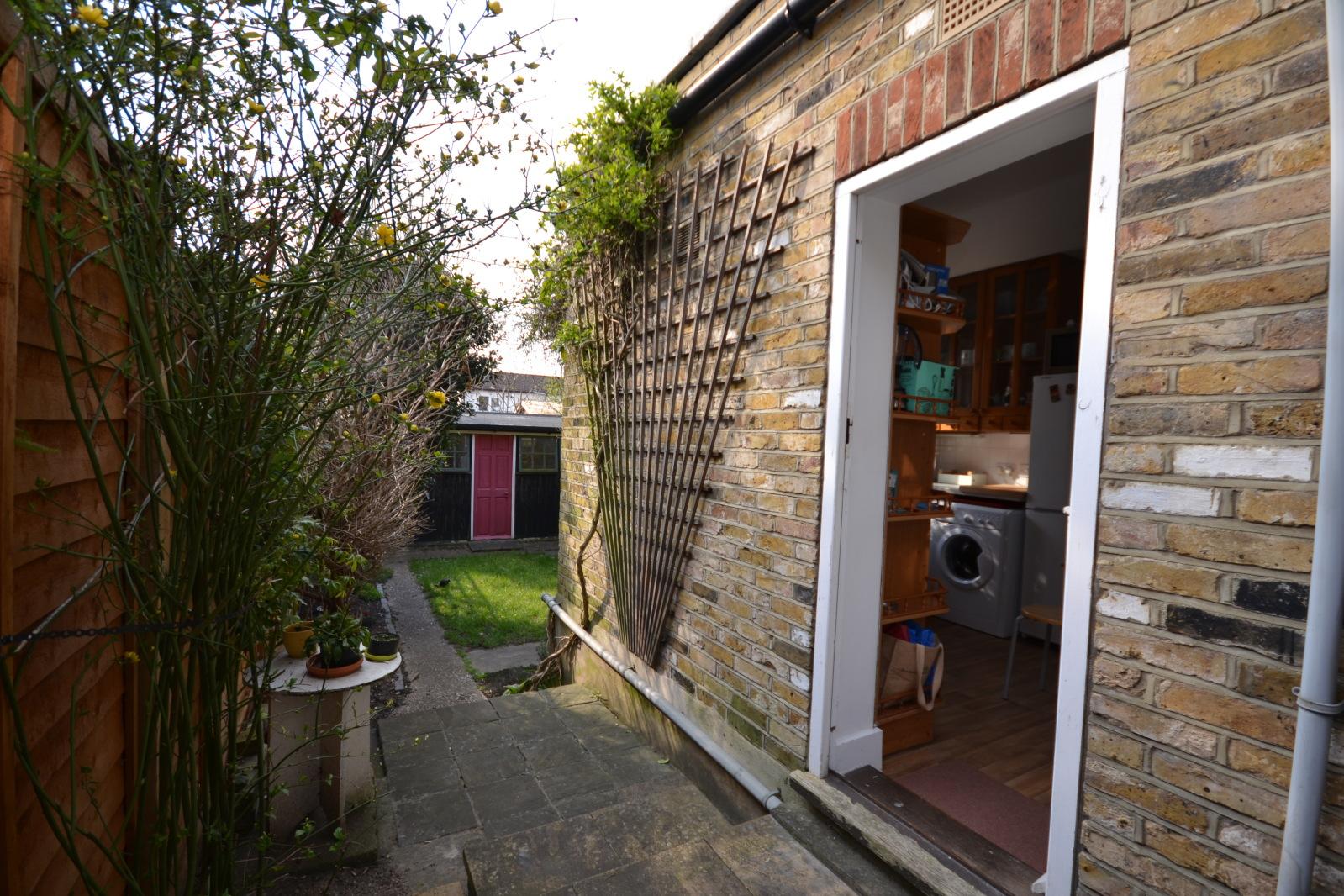 2 bedroom Ground Floor Flat to rent - Martyn Gerrard