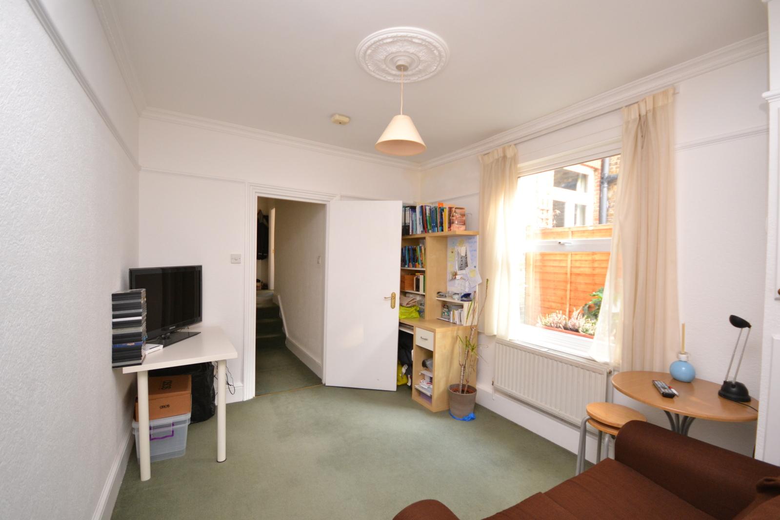 2 bedroom Ground Floor Flat to rent - Martyn Gerrard