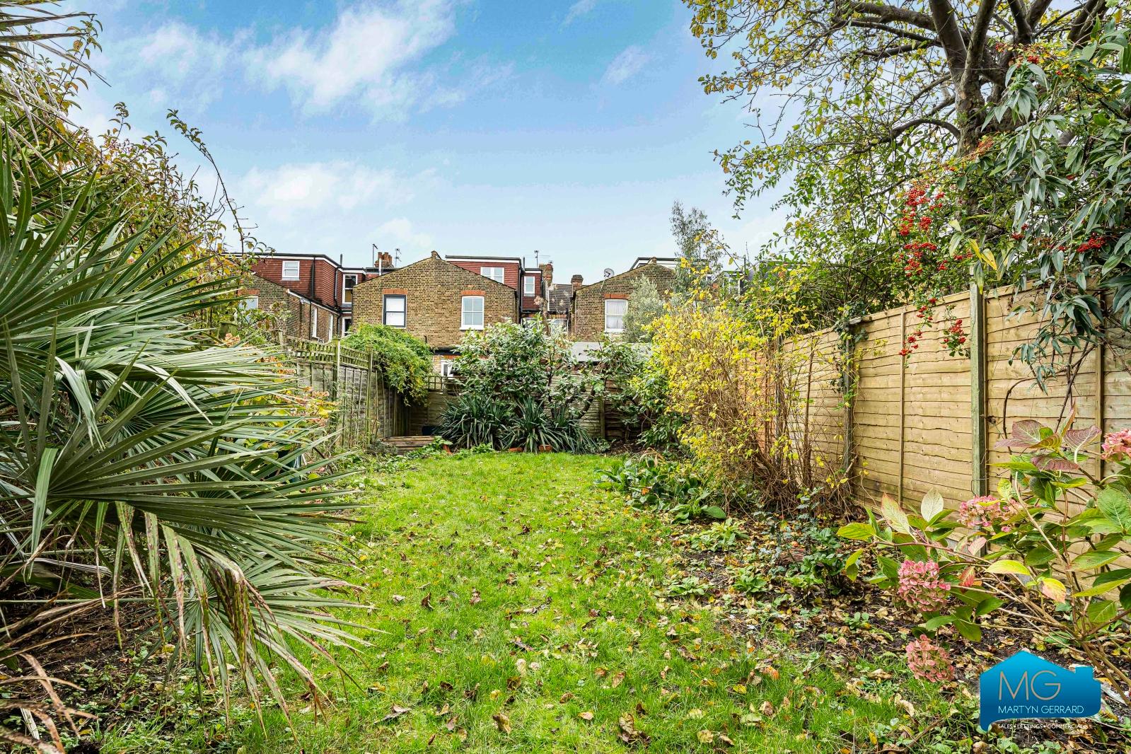 3 bedroom Semi-Detached House to rent - Martyn Gerrard