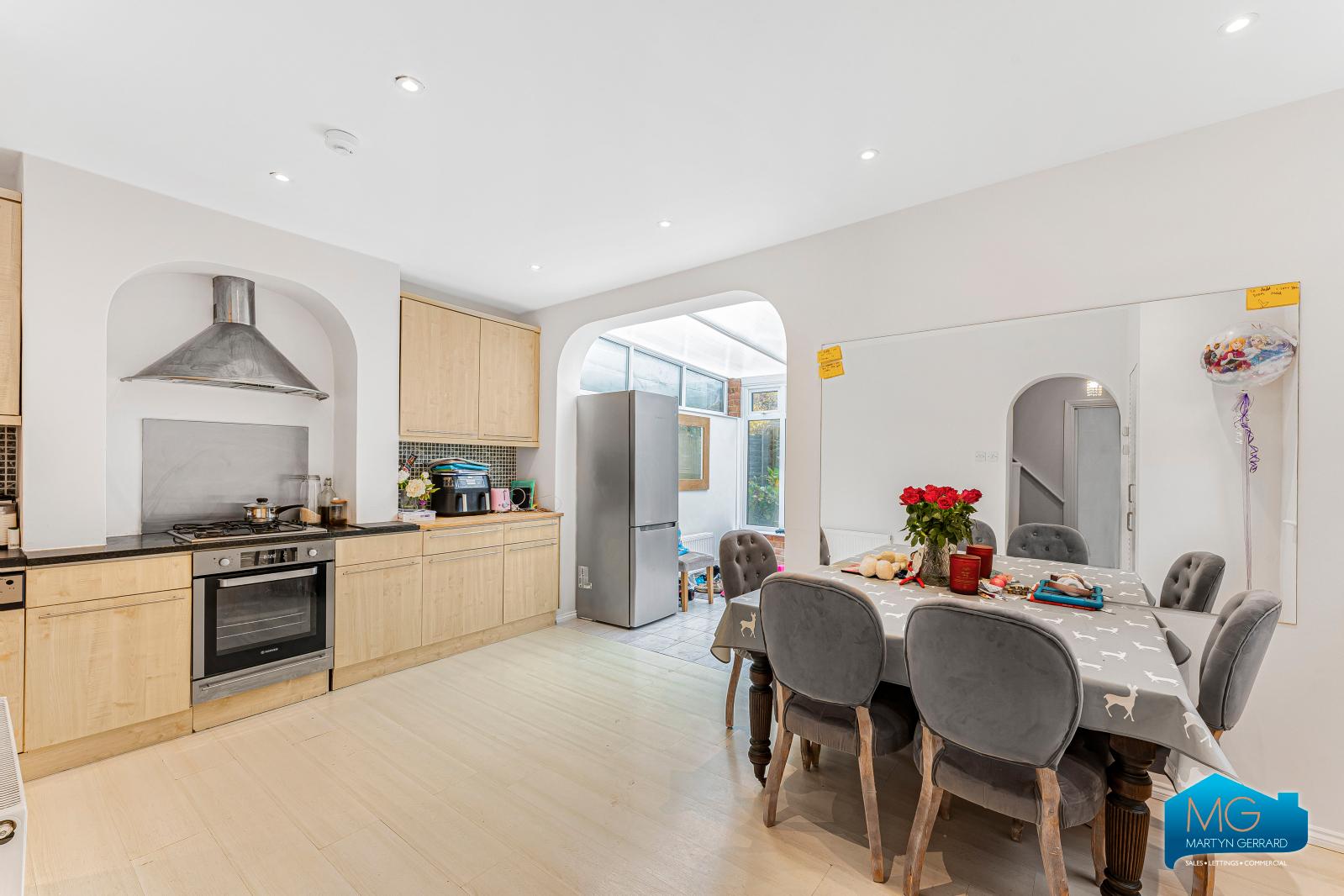3 bedroom Semi-Detached House to rent - Martyn Gerrard