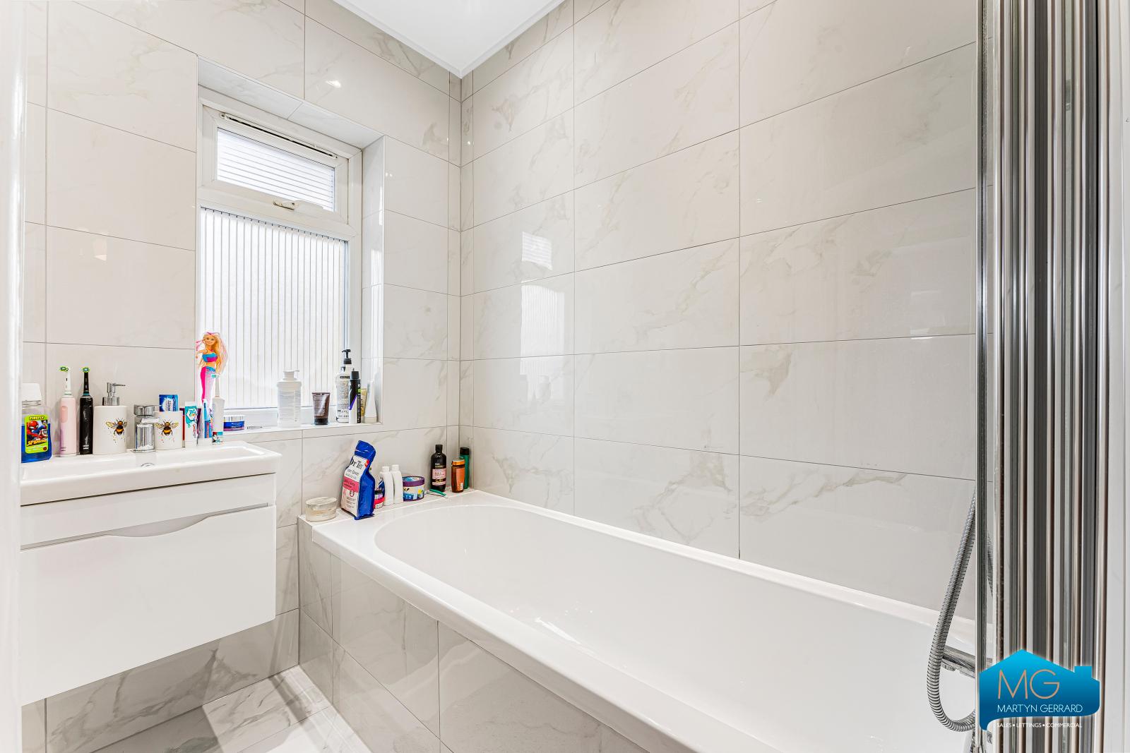 3 bedroom Semi-Detached House to rent - Martyn Gerrard