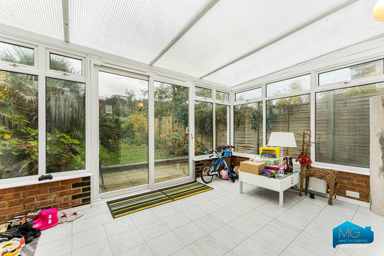 3 bedroom Semi-Detached House to rent - Martyn Gerrard