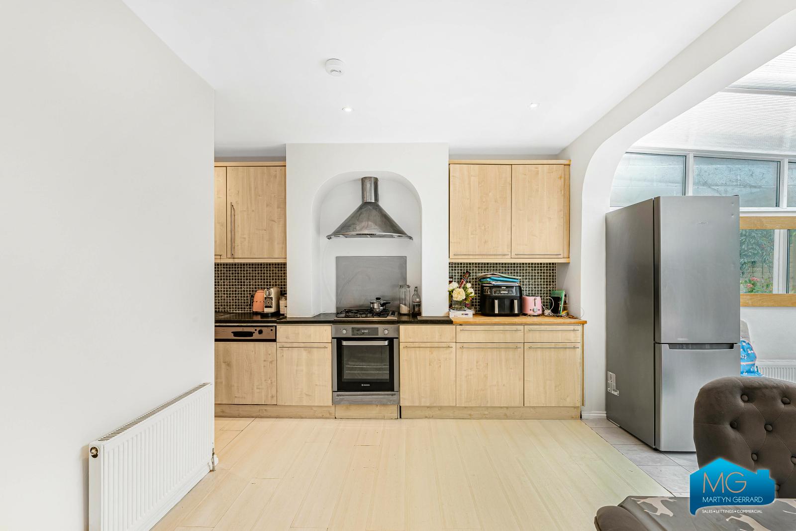 3 bedroom Semi-Detached House to rent - Martyn Gerrard