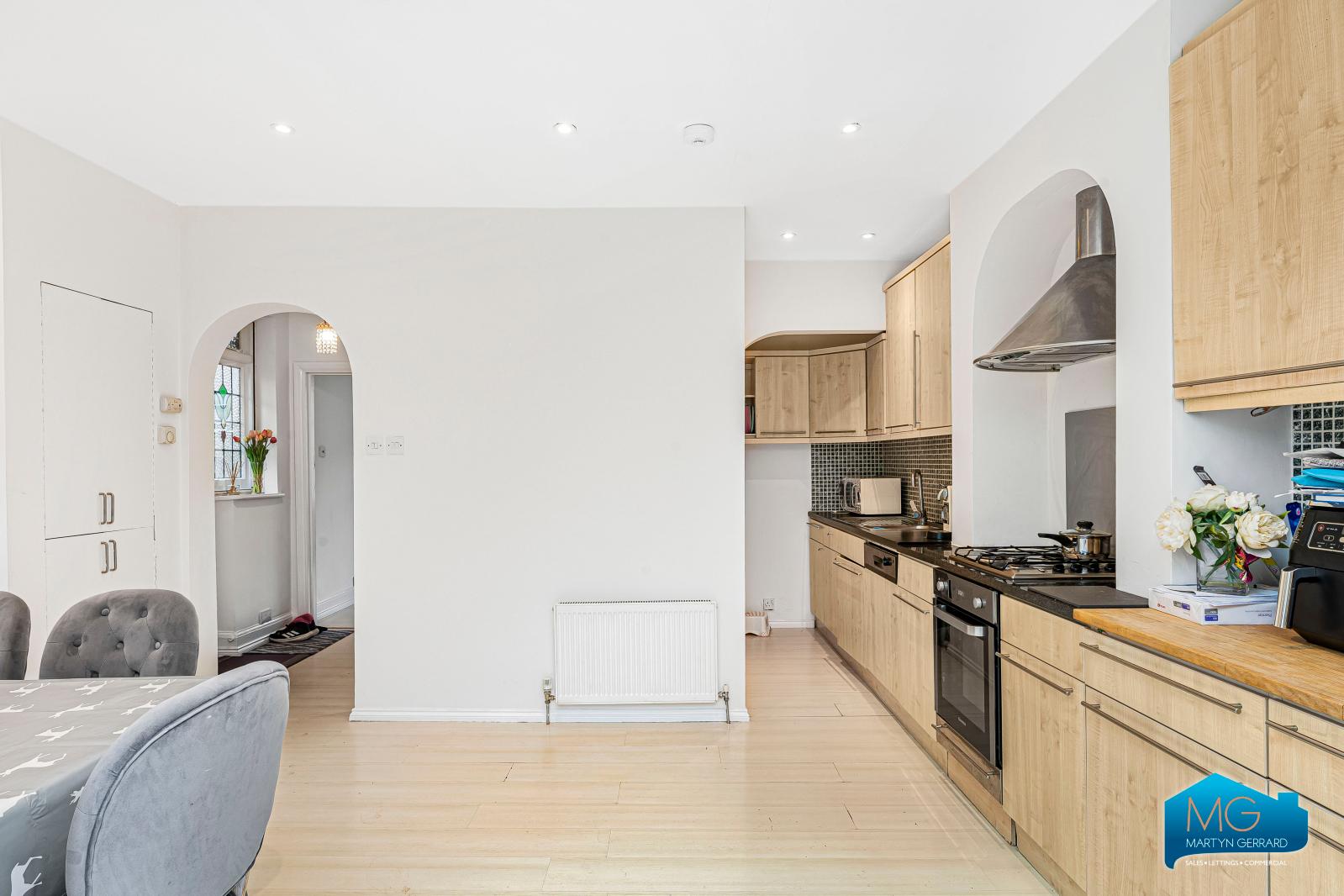 3 bedroom Semi-Detached House to rent - Martyn Gerrard