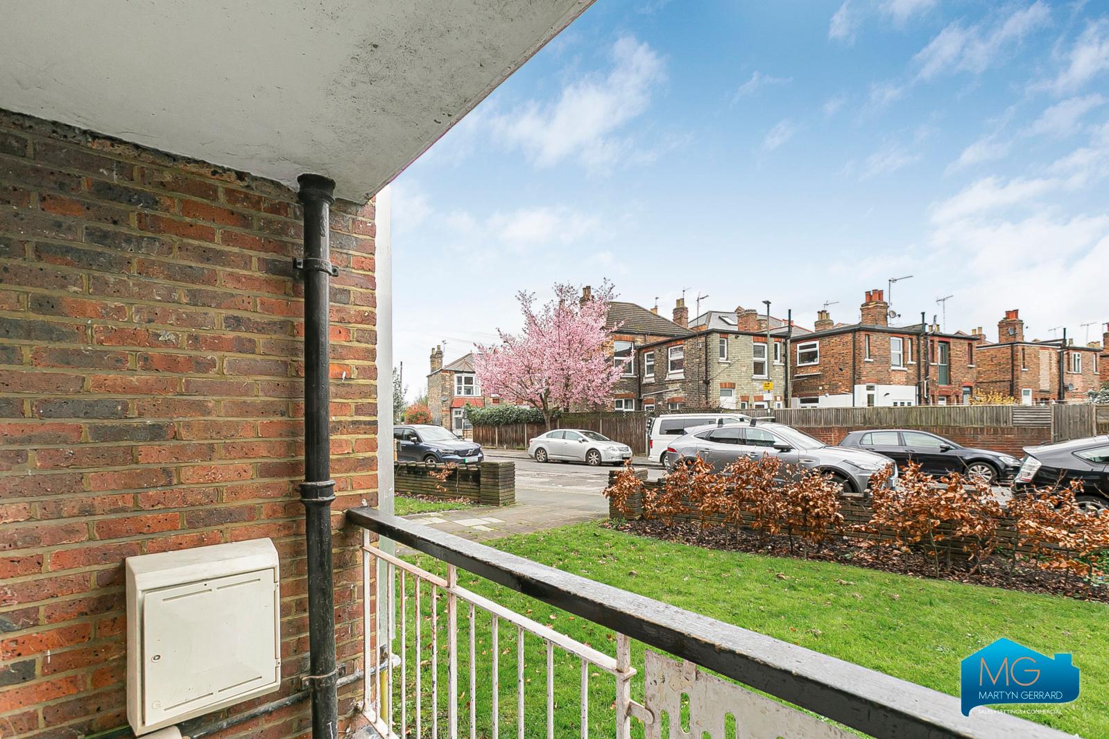 3 bedroom Ground Floor Flat to rent - Martyn Gerrard