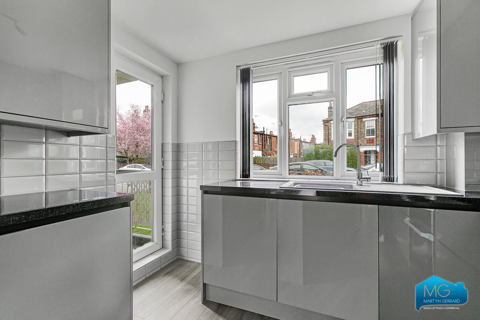 3 bedroom Ground Floor Flat to rent - Martyn Gerrard
