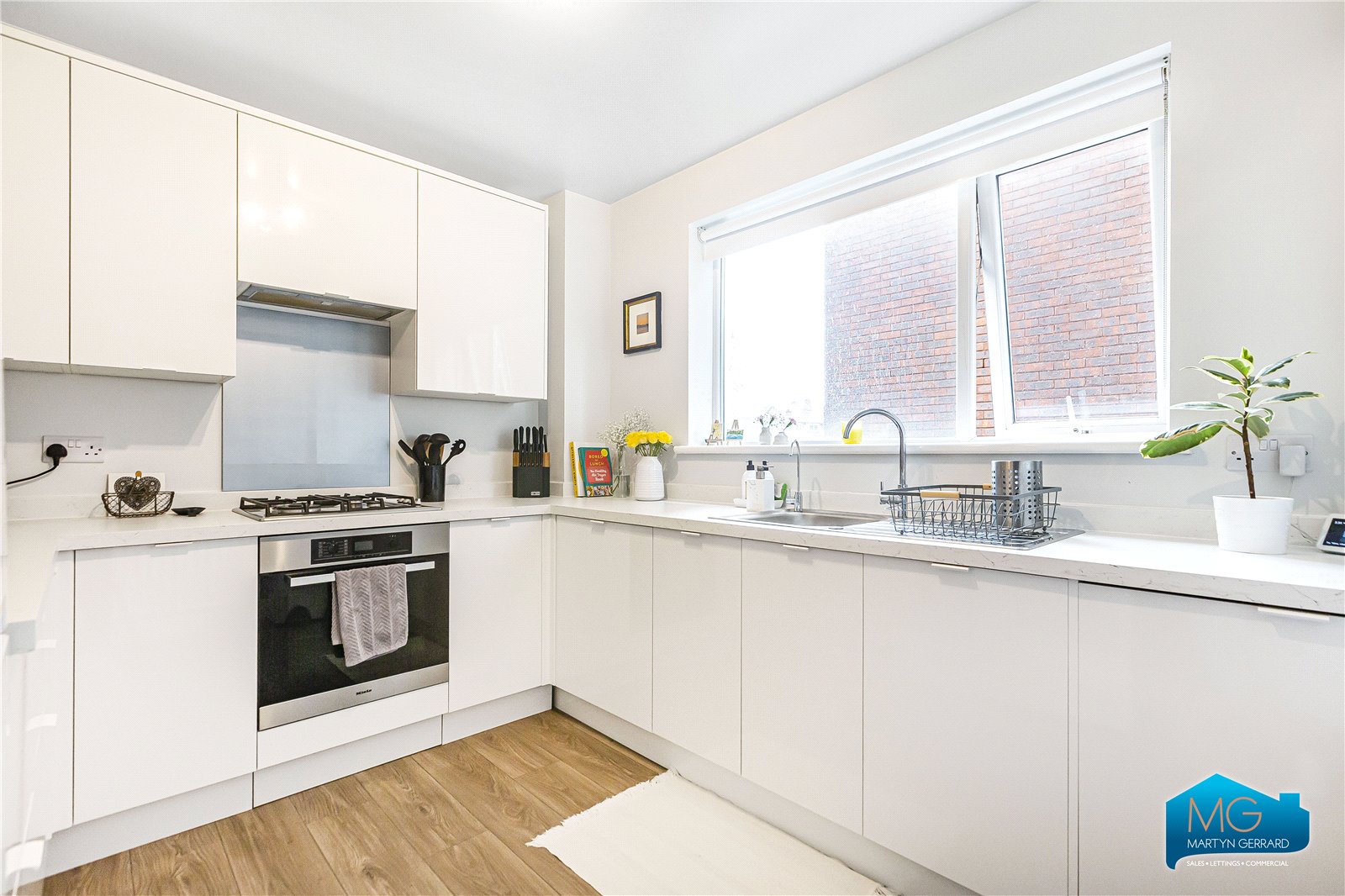 2 bedroom Apartment to rent - Martyn Gerrard