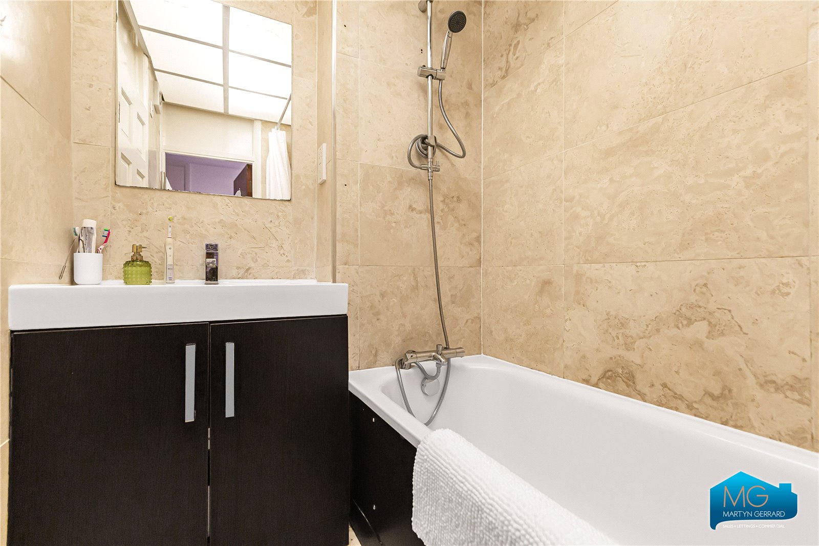 2 bedroom Apartment to rent - Martyn Gerrard