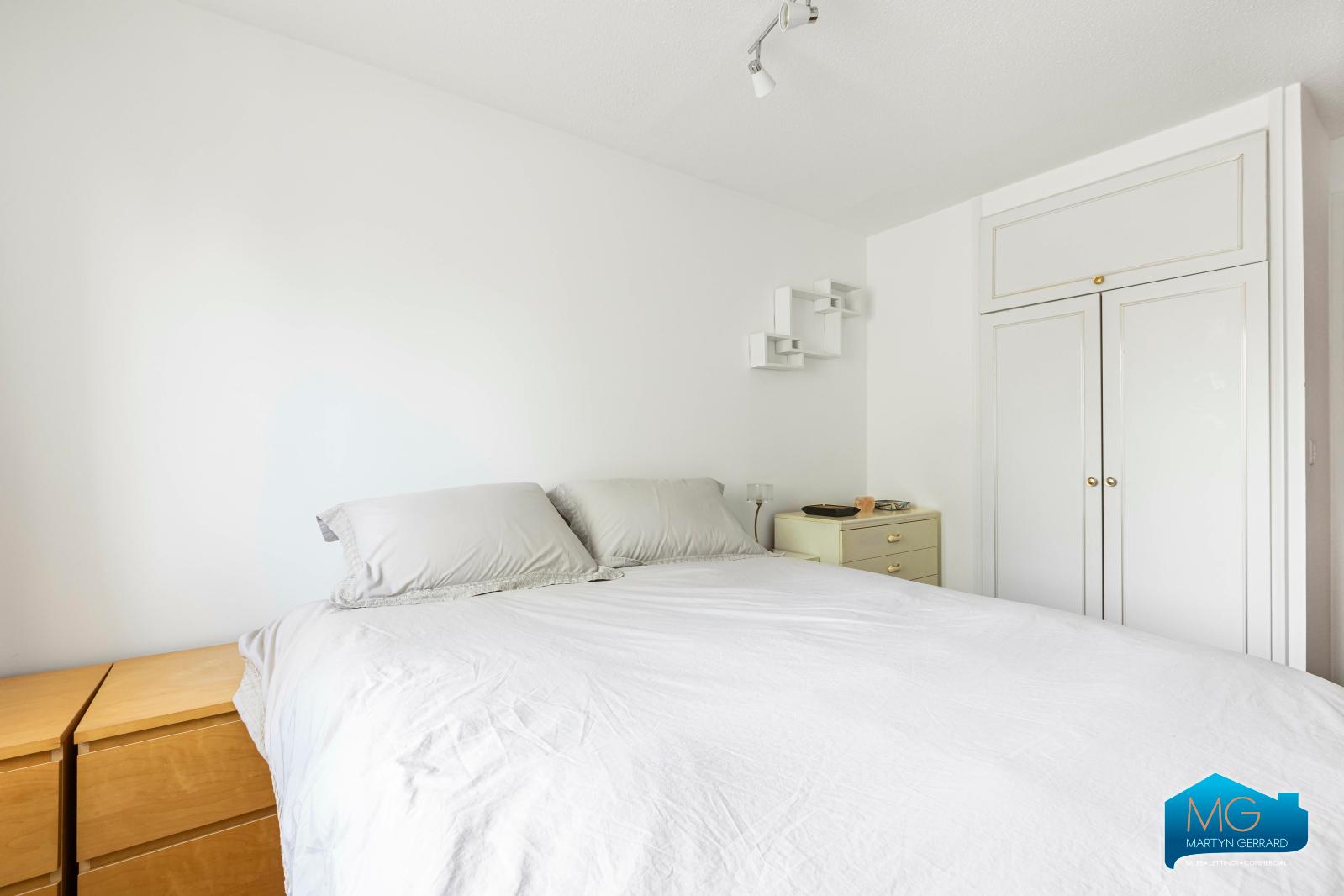 2 bedroom Apartment to rent - Martyn Gerrard