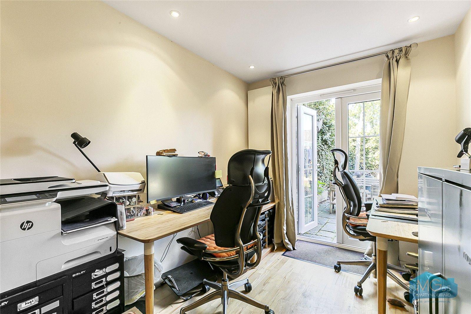 3 bedroom End of Terrace House to rent - Martyn Gerrard
