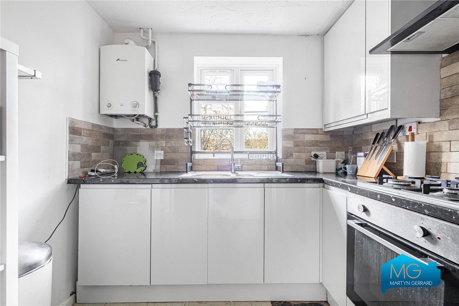 3 bedroom Semi-Detached House to rent - Martyn Gerrard