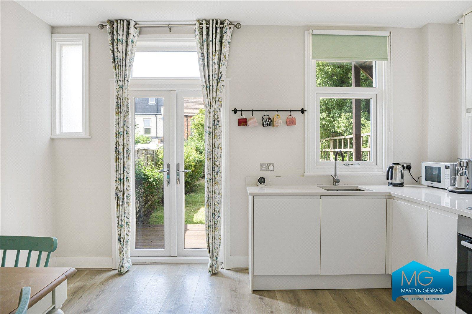 2 bedroom Ground Floor Flat to rent - Martyn Gerrard