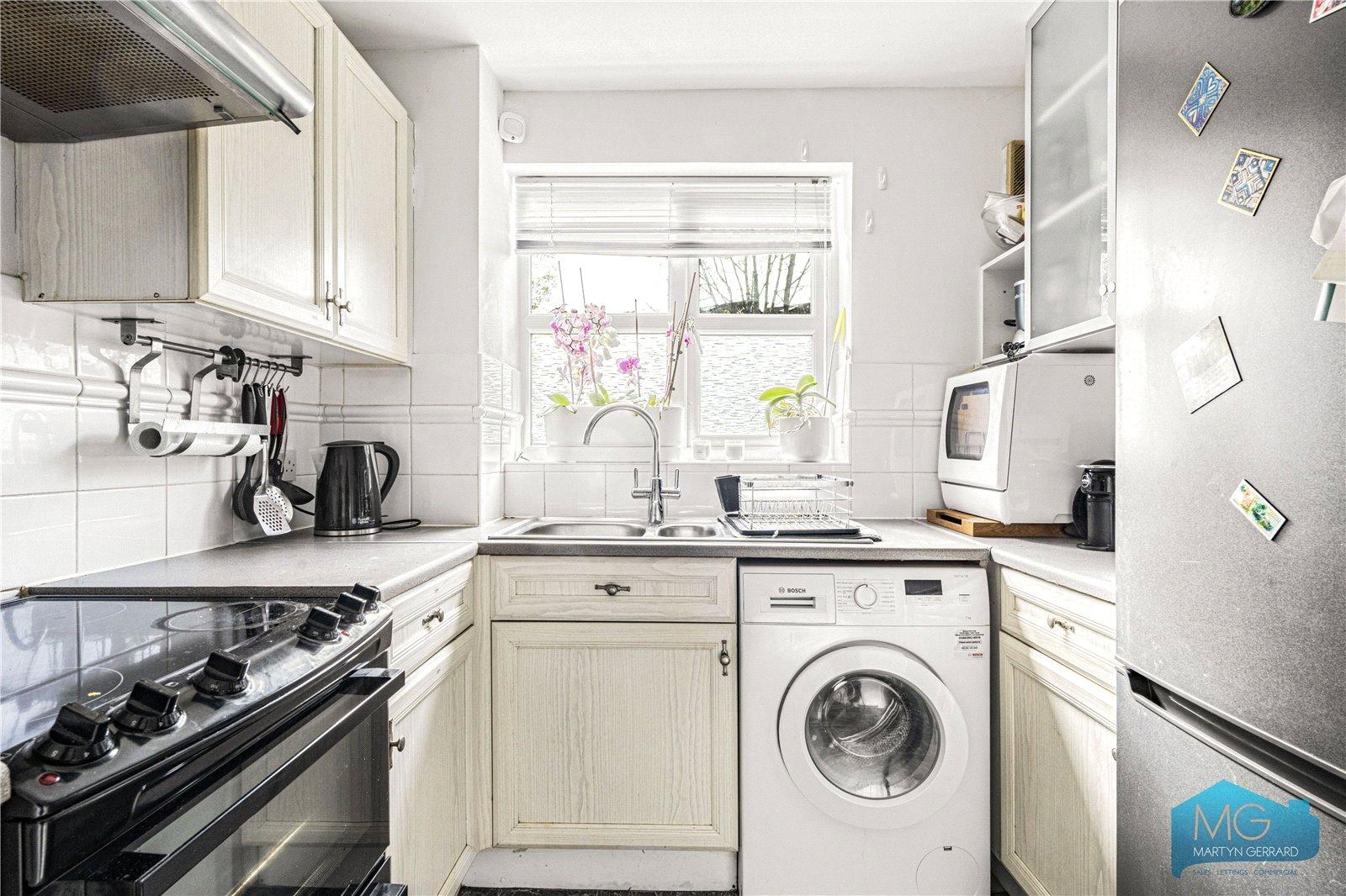2 bedroom Ground Floor Flat to rent - Martyn Gerrard
