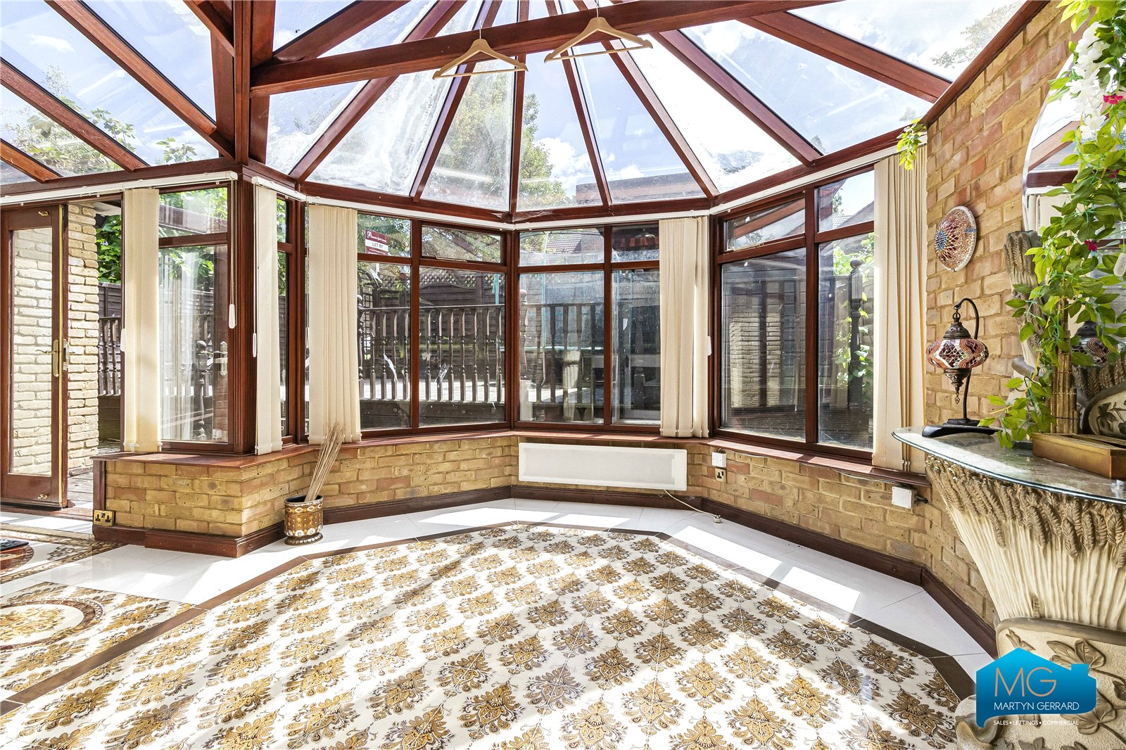 Brook Walk, East Finchley, London, N2+ - Martyn Gerrard