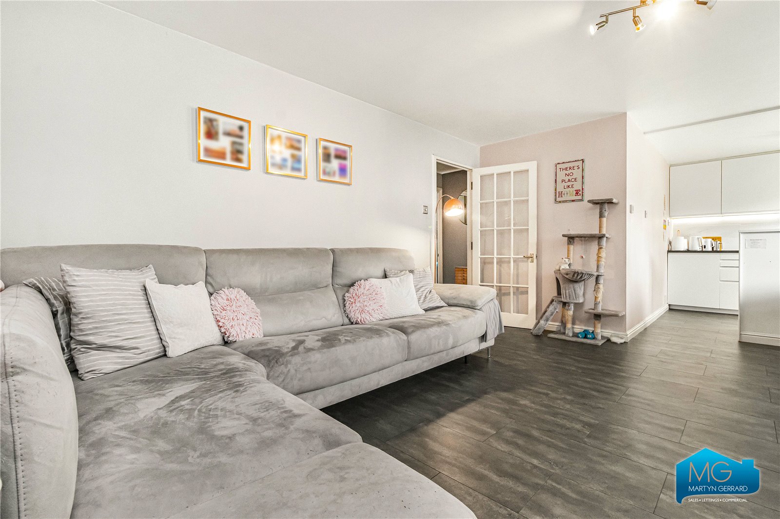 2 bedroom Ground Floor Flat to rent - Martyn Gerrard
