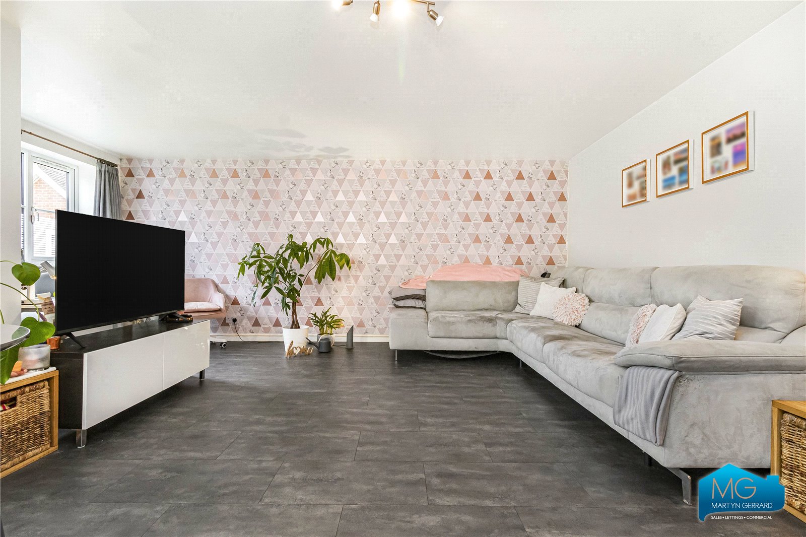 2 bedroom Ground Floor Flat to rent - Martyn Gerrard