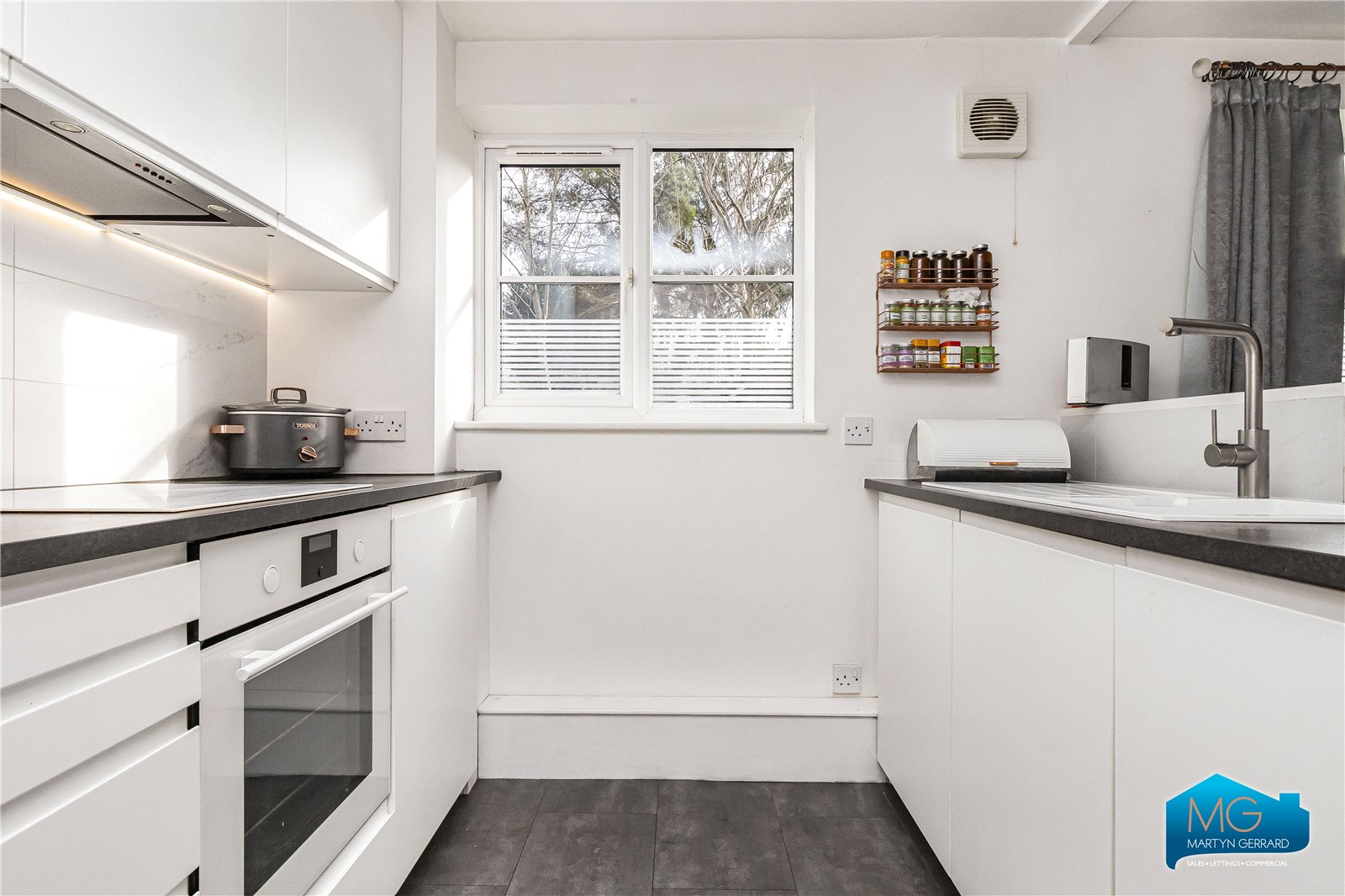 2 bedroom Ground Floor Flat to rent - Martyn Gerrard