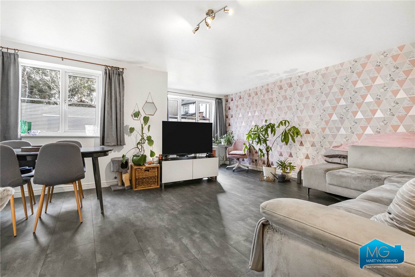 2 bedroom Ground Floor Flat to rent - Martyn Gerrard