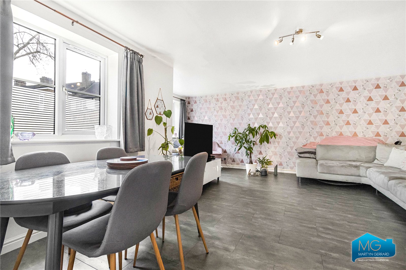 2 bedroom Ground Floor Flat to rent - Martyn Gerrard