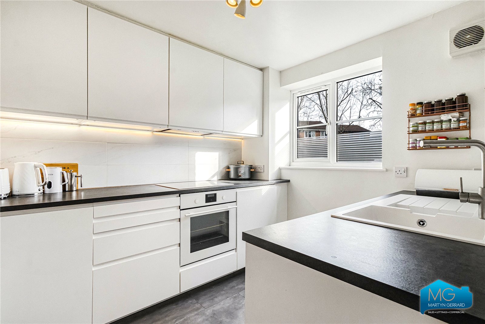 2 bedroom Ground Floor Flat to rent - Martyn Gerrard