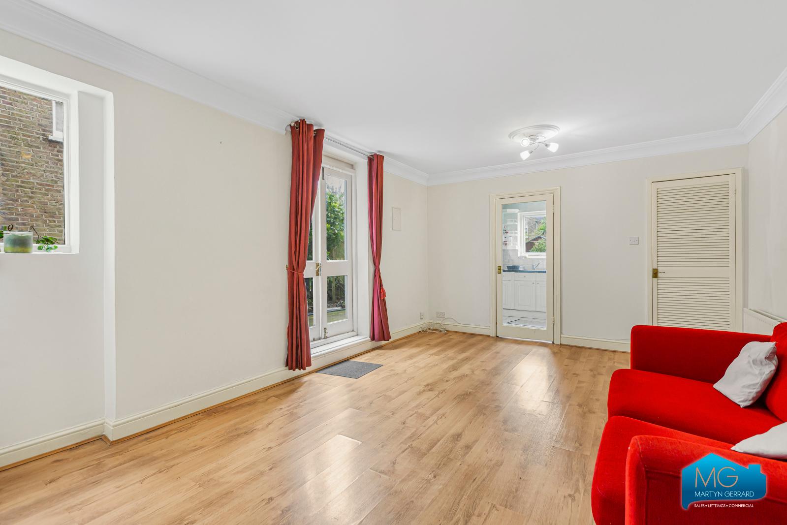 2 bedroom Ground Floor Flat to rent - Martyn Gerrard