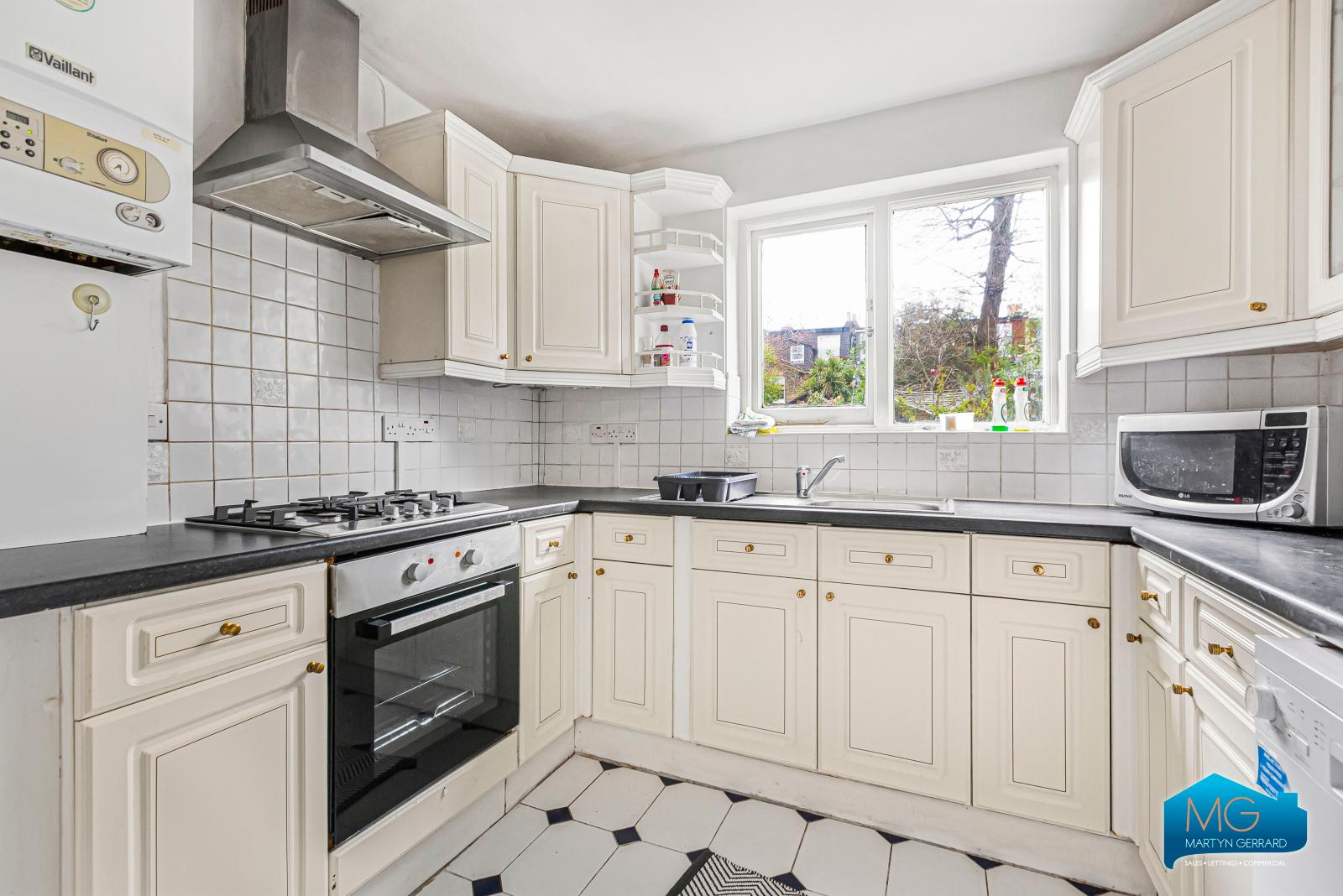 2 bedroom Ground Floor Flat to rent - Martyn Gerrard