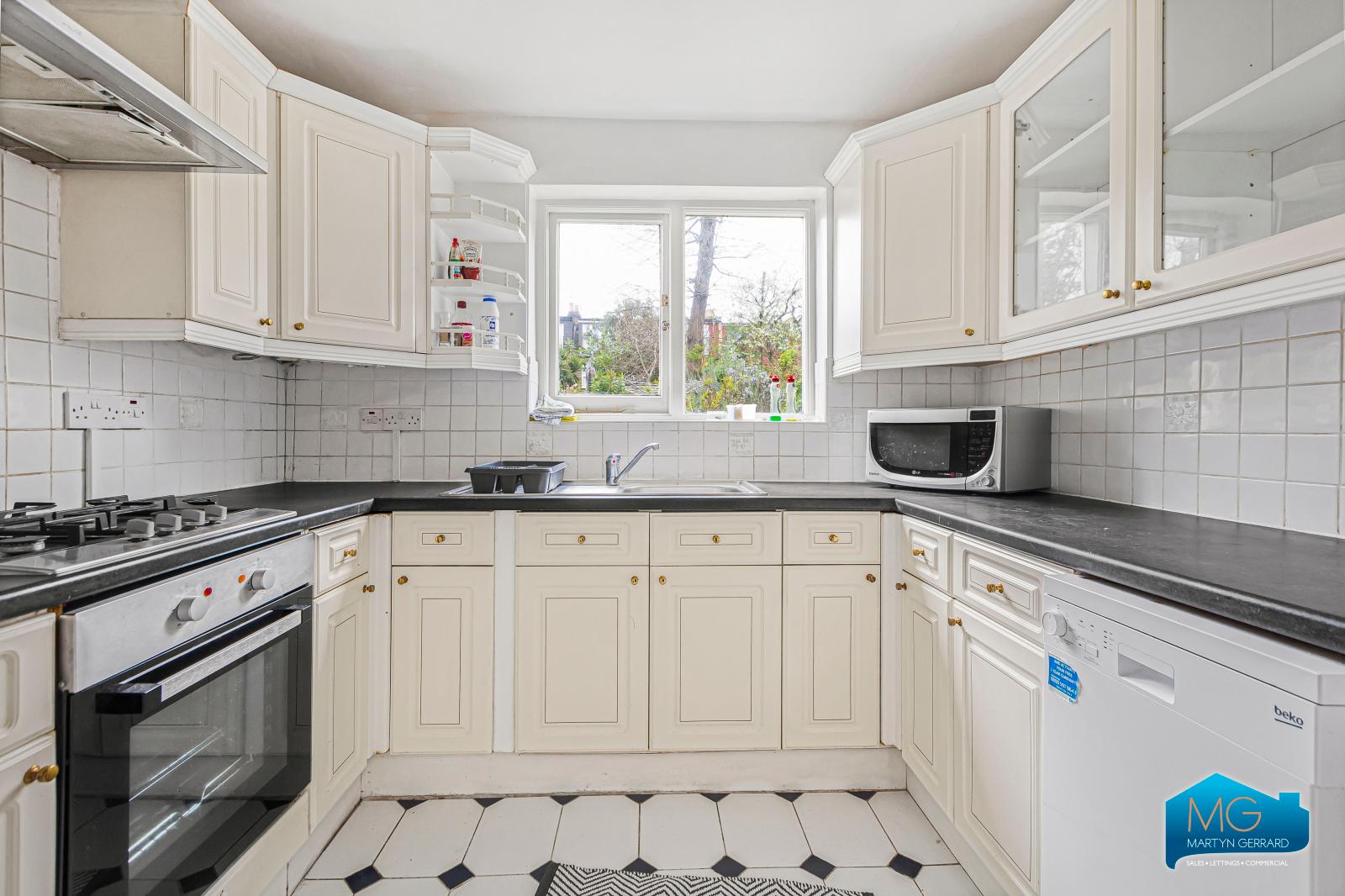 2 bedroom Ground Floor Flat to rent - Martyn Gerrard