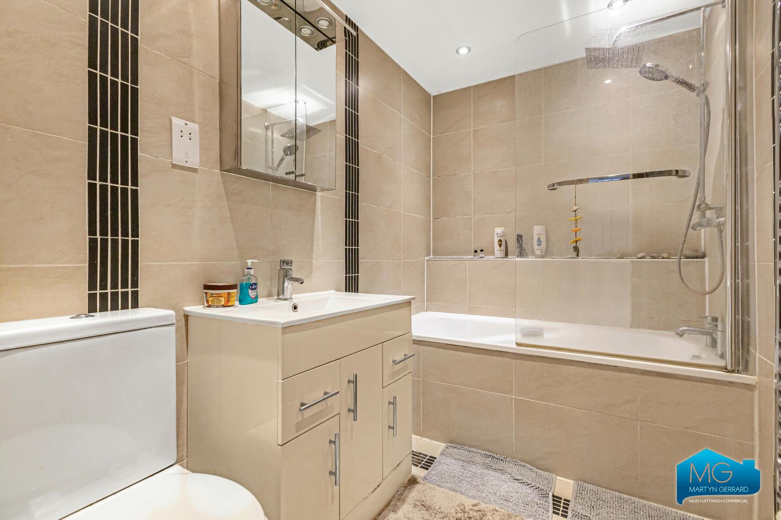 2 bedroom Ground Floor Flat to rent - Martyn Gerrard