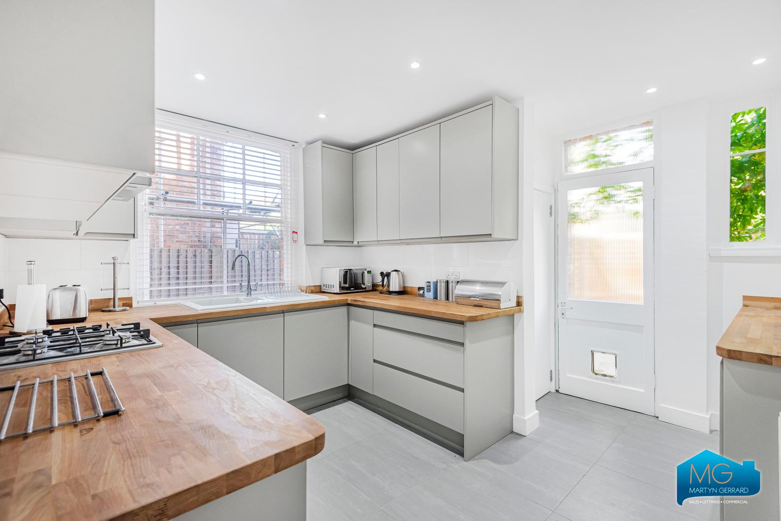 2 bedroom Ground Floor Flat to rent - Martyn Gerrard
