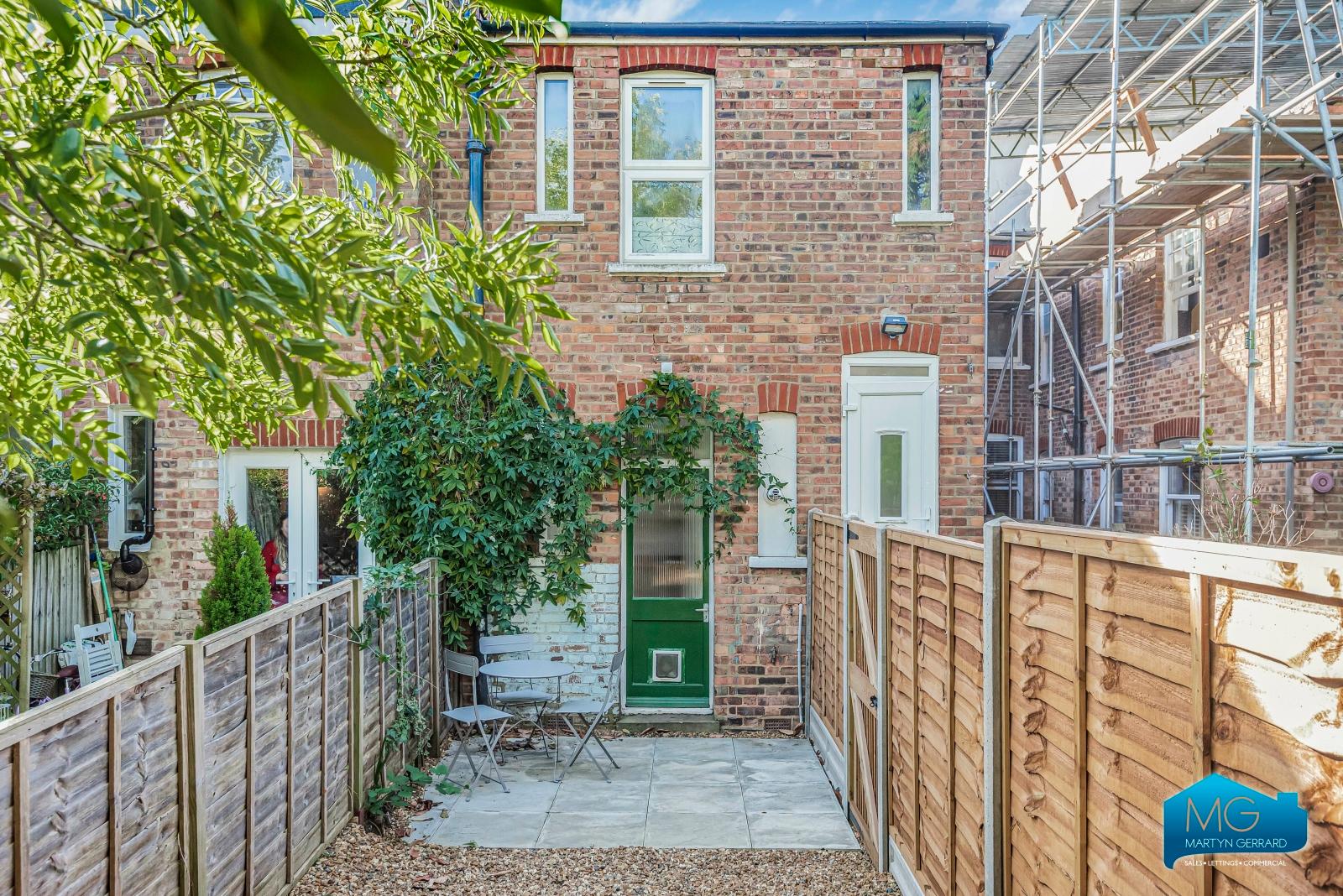 2 bedroom Ground Floor Flat to rent - Martyn Gerrard
