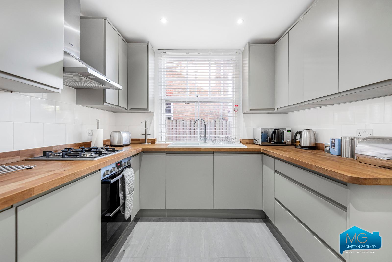 2 bedroom Ground Floor Flat to rent - Martyn Gerrard