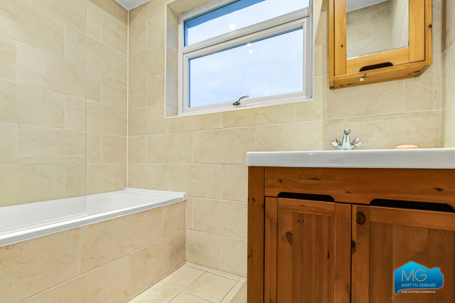 3 bedroom Semi-Detached House to rent - Martyn Gerrard